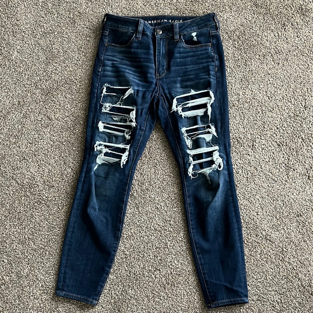 American Eagle Distressed  High Rise Jegging size 8 Short